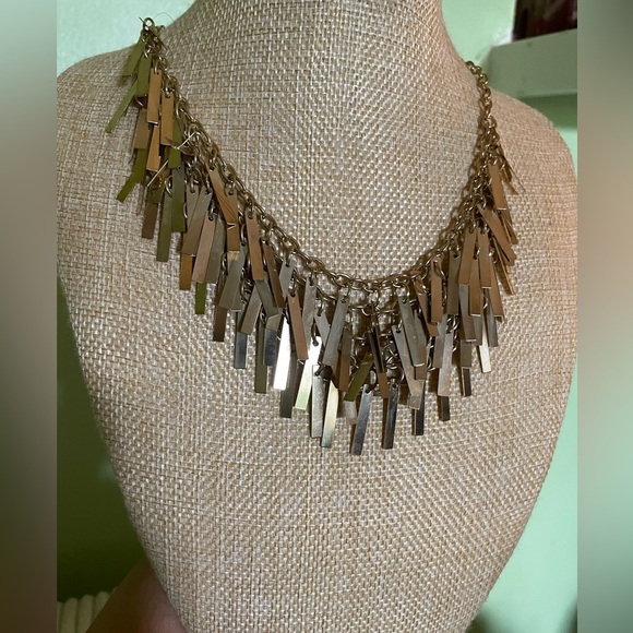 Lovely gold fringe necklace - Picture 3 of 5